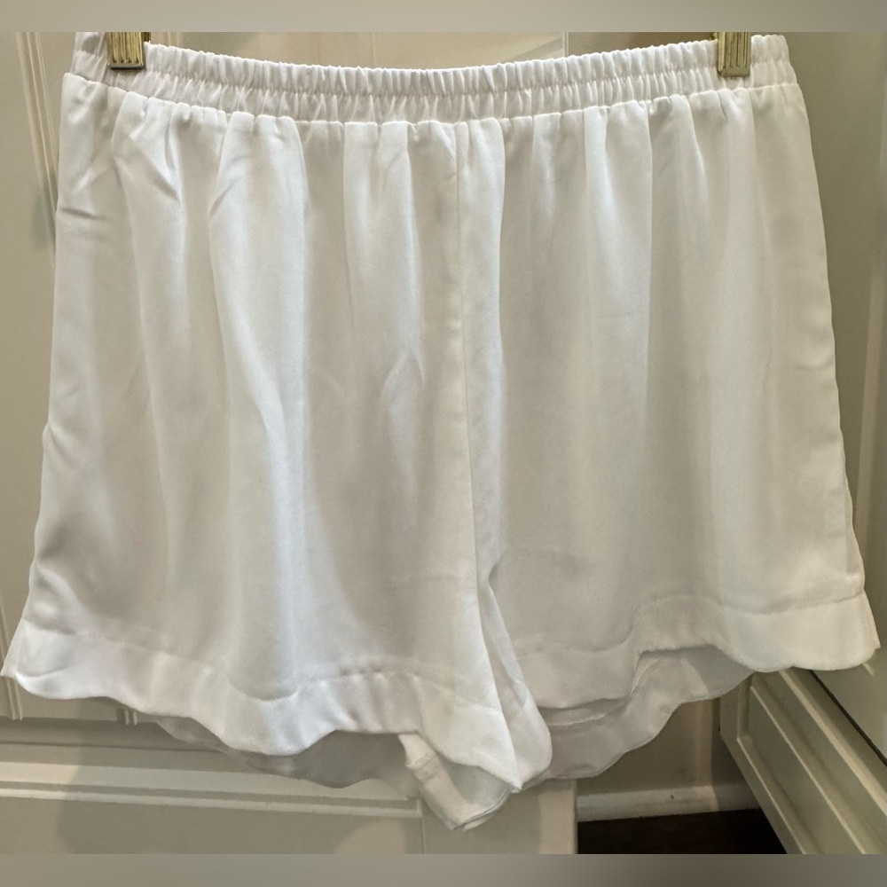 NWT Glam White Flowy Shorts—-Size Medium